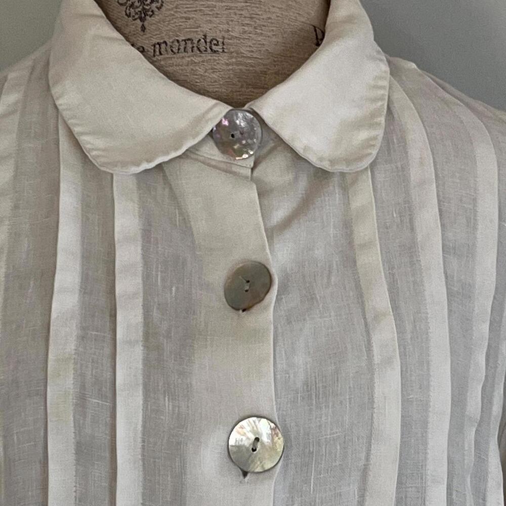 two wishes women’s linen blouse short cut with large opalescent buttons - Picture 2 of 9